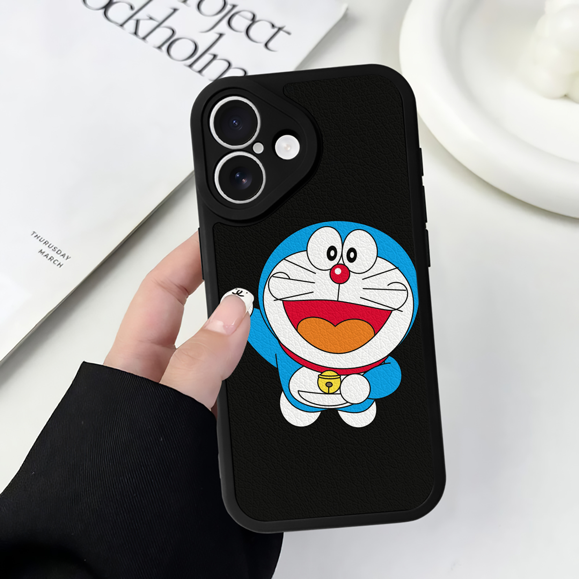 （画像用） ドラえもん Doraemon 【iPhone 16シリーズ対応】シリコンスマホケース（レザー調） 材質：シリコン
